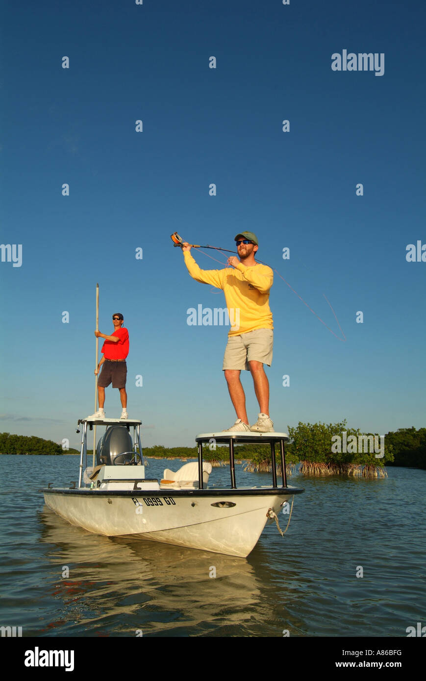Salzwasser-Fliegenfischen bei Sonnenuntergang für Knochen Fische im oberen Florida Keys Islamorada Stockfoto