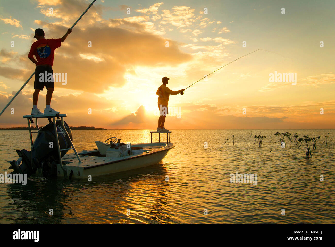 Salzwasser-Fliegenfischen bei Sonnenuntergang für Knochen Fische im oberen Florida Keys Islamorada Stockfoto