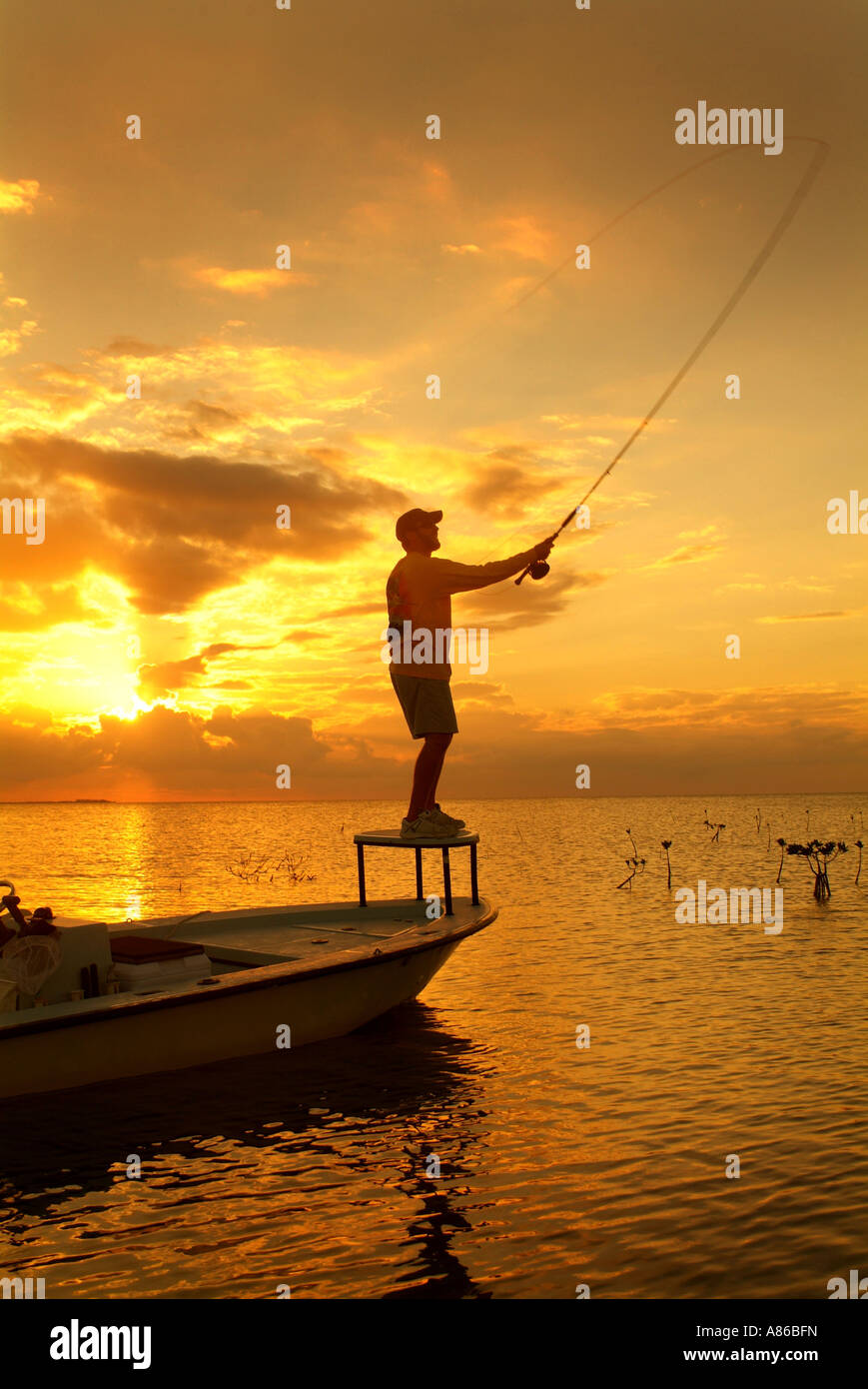 Salzwasser-Fliegenfischen bei Sonnenuntergang für Knochen Fische in den oberen Keys Stockfoto