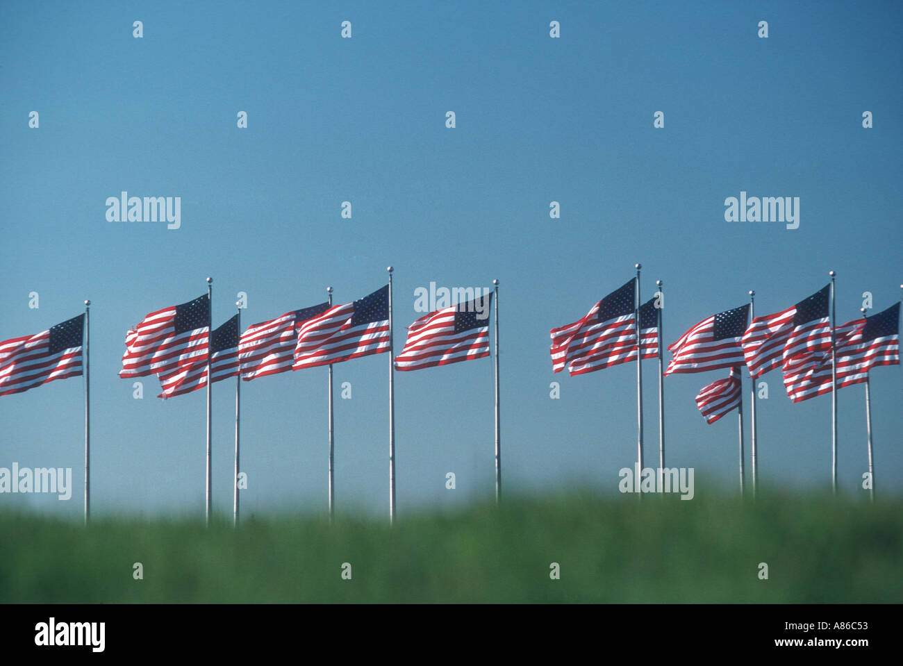 Anzeige der amerikanischen Flaggen in der Nähe der Freiheitsstatue in New York Stockfoto