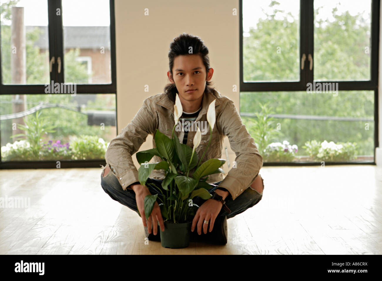 Junger Mann sitzt, portrait Stockfoto