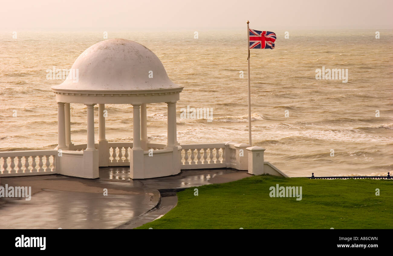 Tierheim mit Union Jack an einem regnerischen Tag in Bexhill Sussex Stockfoto