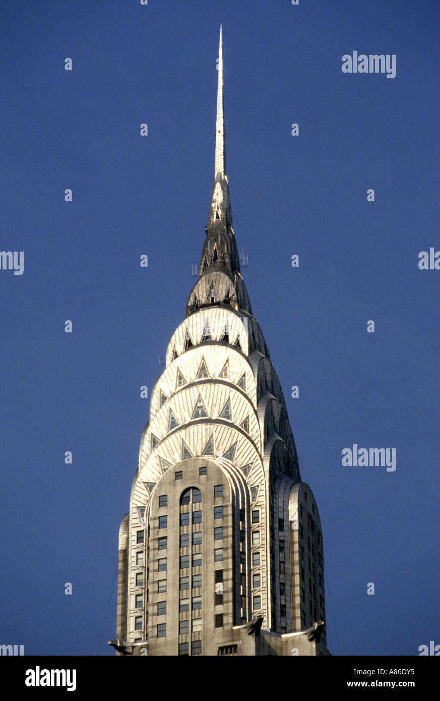 USA New York Manhattan Chrysler Building Flagge Art-déco-Wolkenkratzer Architektur alte Herrlichkeit Sternenbanner Stockfoto