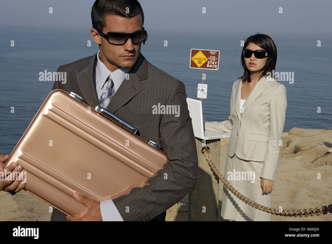 Blick auf einen Mann und eine Frau stehen in der Nähe eines Meeres. Stockfoto