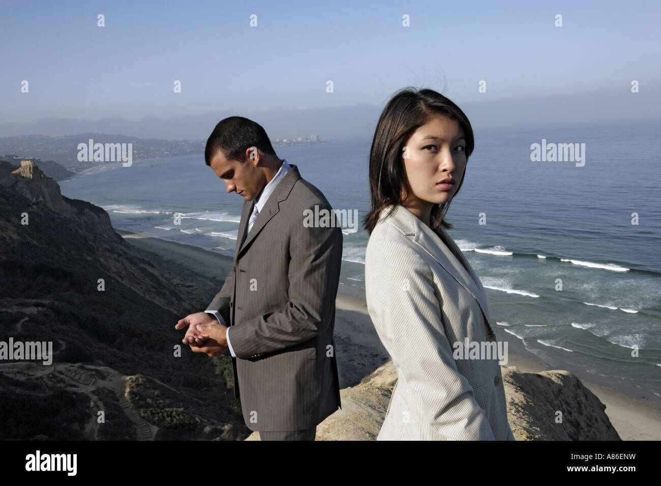 Blick auf einen Mann und eine Frau steht auf einer Klippe. Stockfoto