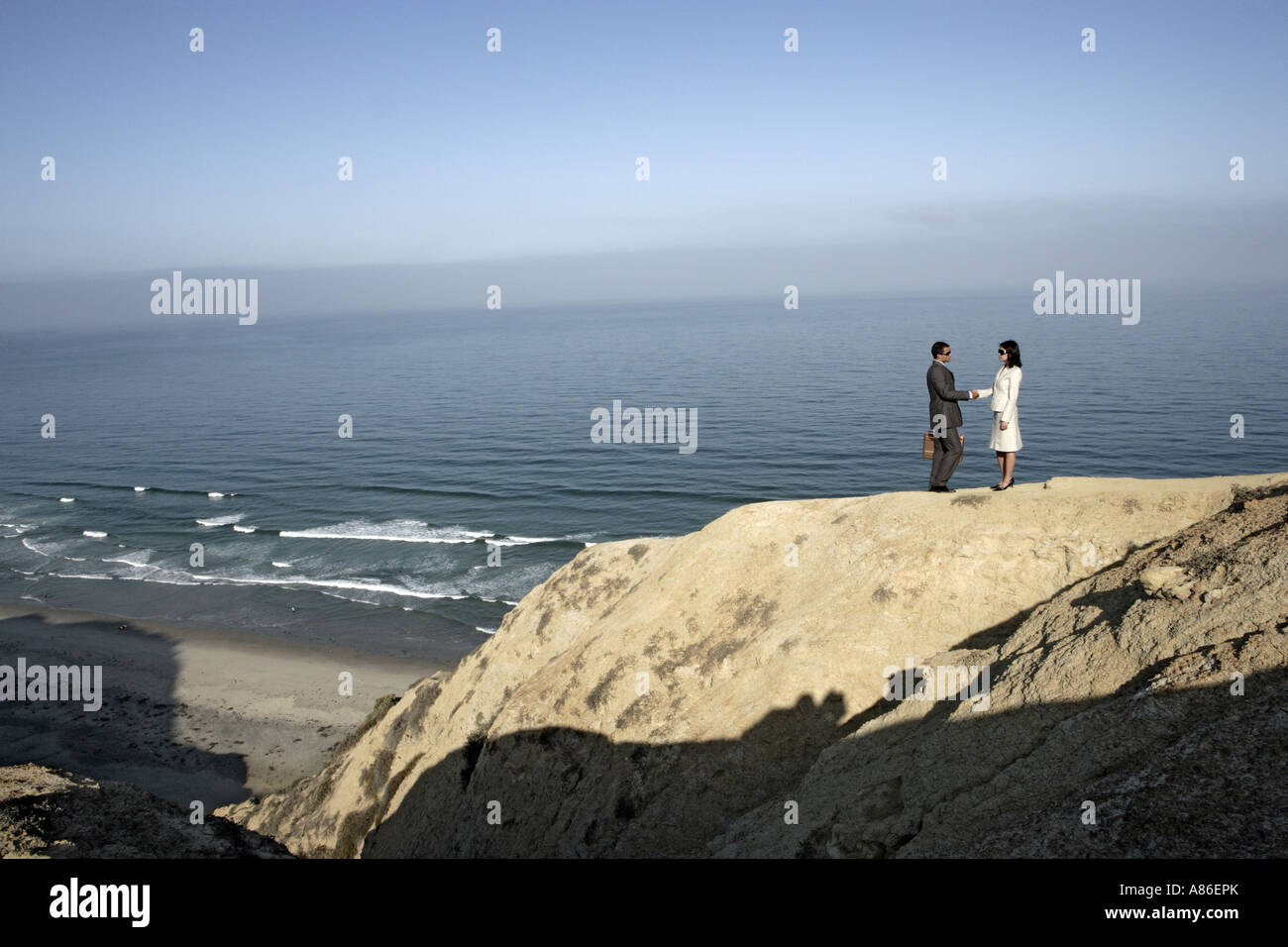 Blick auf einen Mann und eine Frau steht auf einer Klippe. Stockfoto