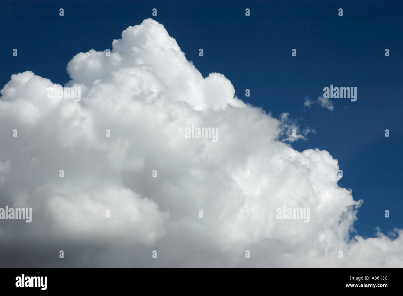 Weiße Wolke in einem tiefblauen Himmel Stockfoto