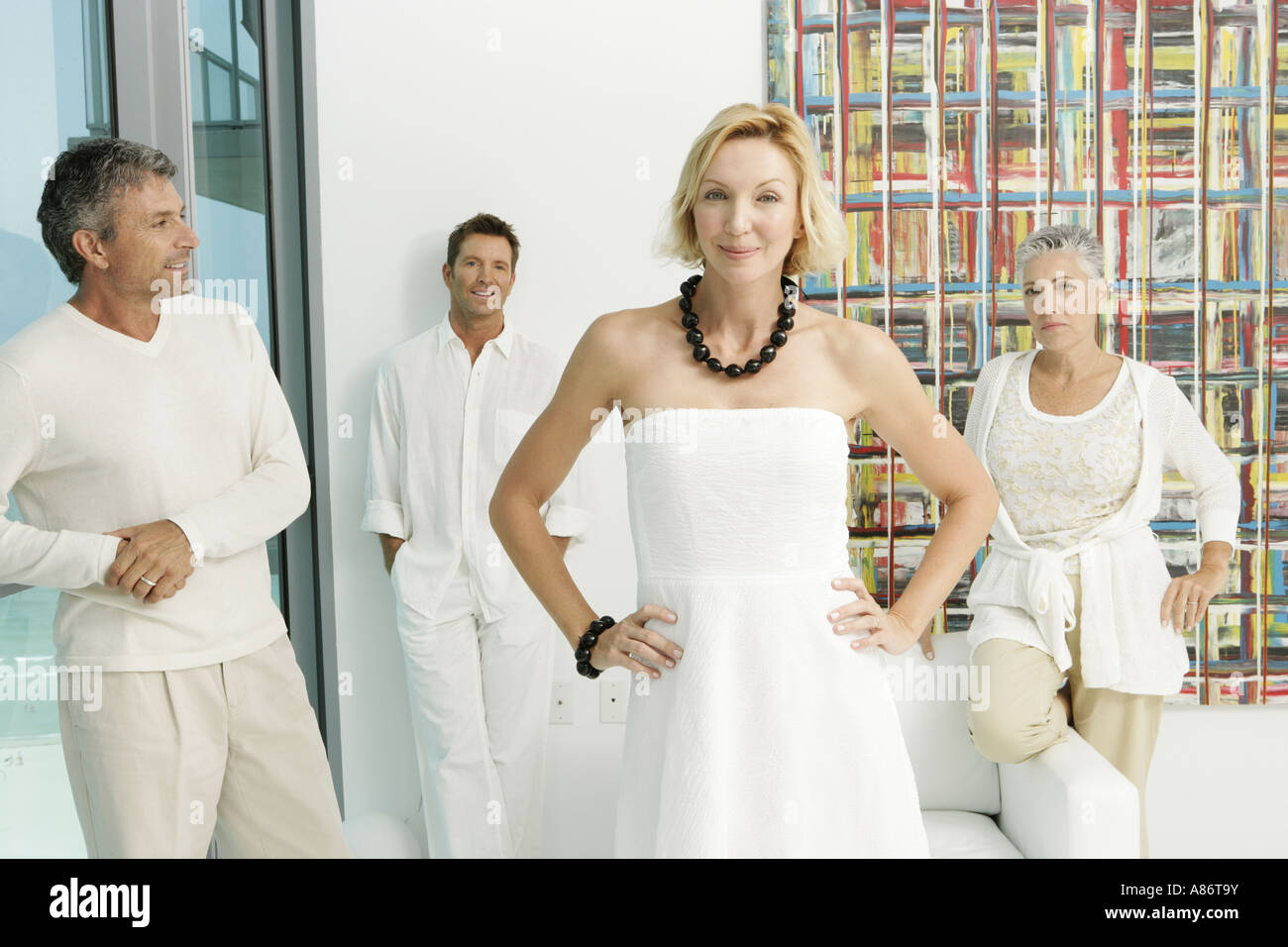 Gruppe von vier Erwachsene alle in weiß gekleidet Stockfoto