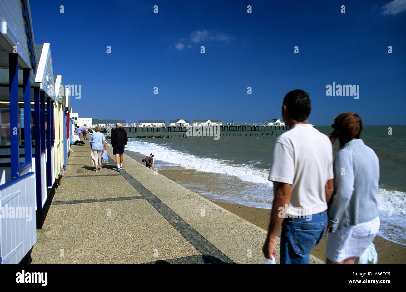 Menschen zu Fuß auf Promenade Southwold, Suffolk Stockfoto