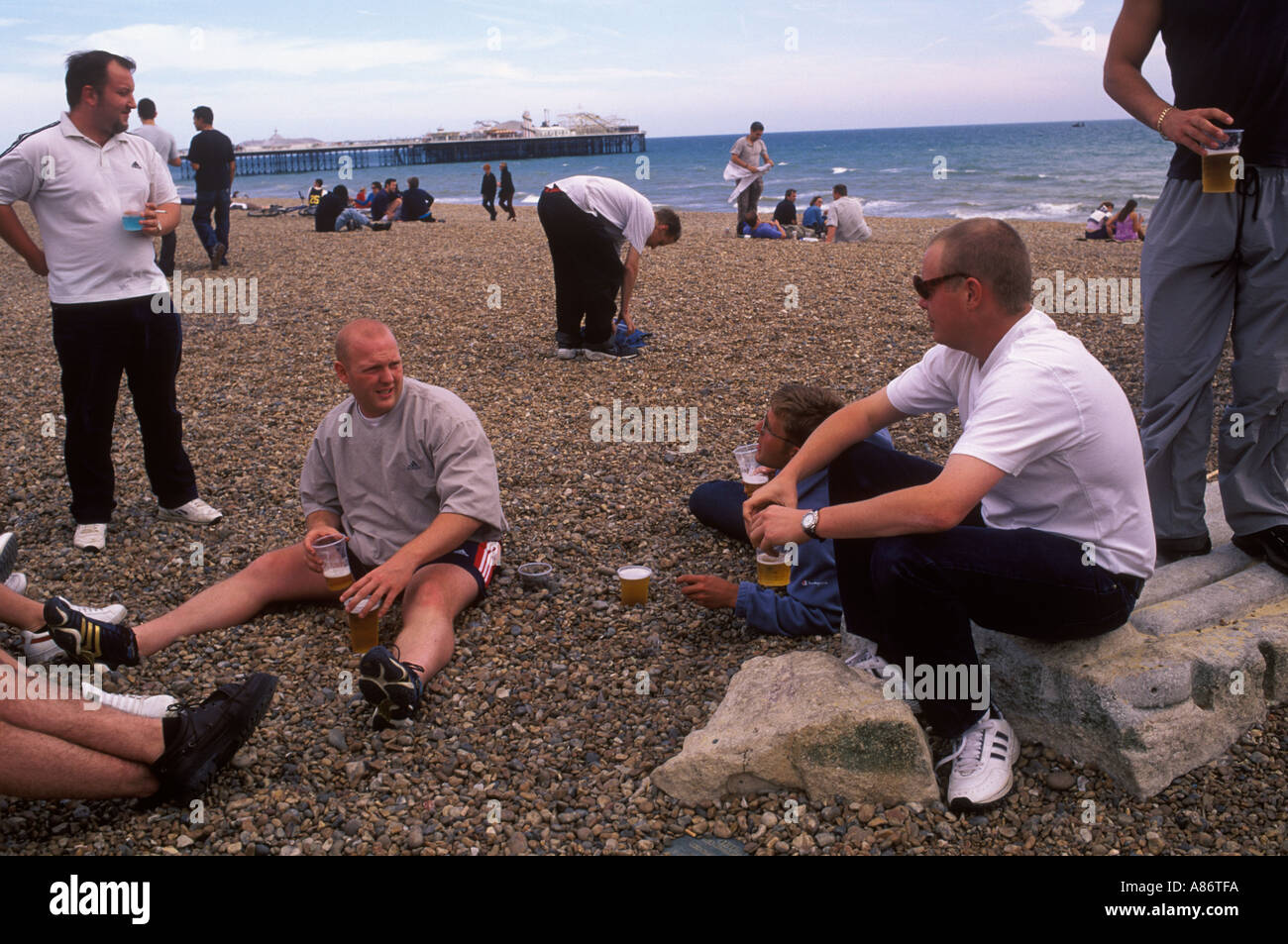 Männer trinken Alkohol, Dosen Bier am Strand, Brighton, East Sussex England 2000er Jahre 2001 UK HOMER SYKES Stockfoto