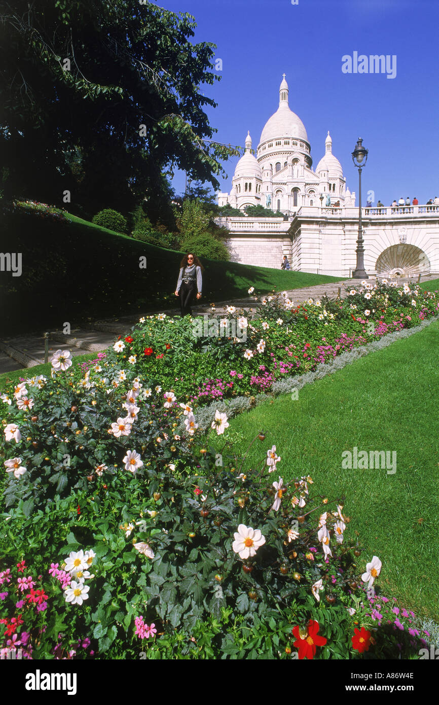 Blumen und Touristen über die Schritte unten Sacré Coeur in Paris Stockfoto