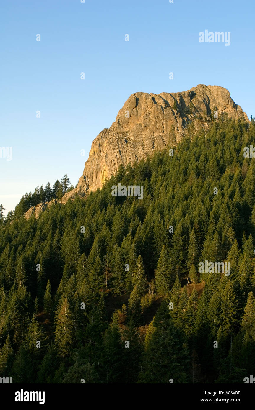 Pilot Rock steigt 5908 Füße alten vulkanischen Stecker über Nadelwald, Cascade-Siskiyou National Monument Southern Oregon Stockfoto