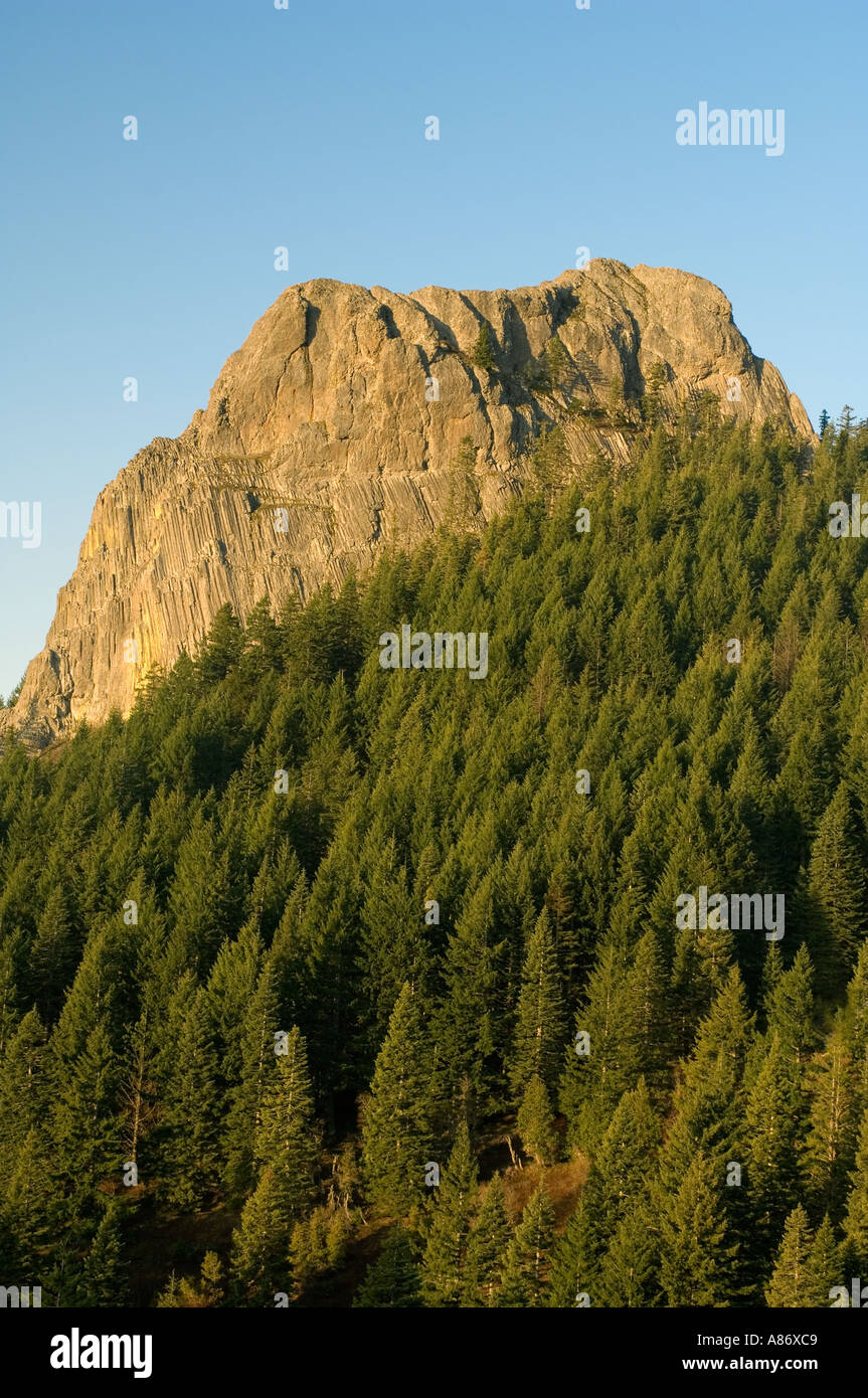 Pilot Rock steigt 5908 Füße alten vulkanischen Stecker über Nadelwald Cascade Siskiyou National Monument Southern Oregon Stockfoto