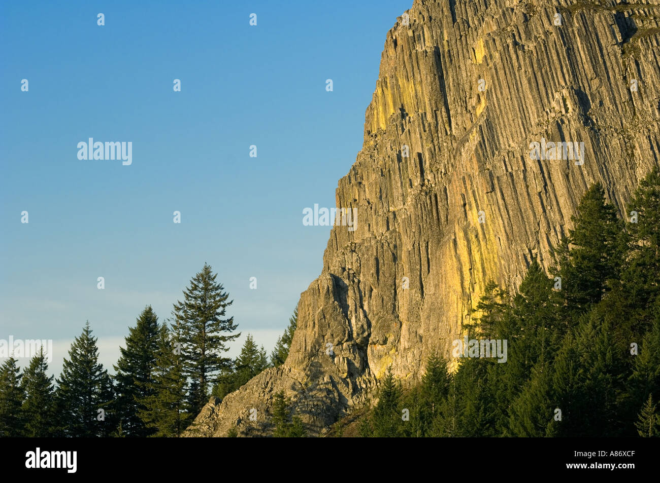 Pilot Rock steigt 5908 Füße alte vulkanische Stecker über Nadelwald, "Cascade-Siskiyou National Monument" Southern Oregon Stockfoto