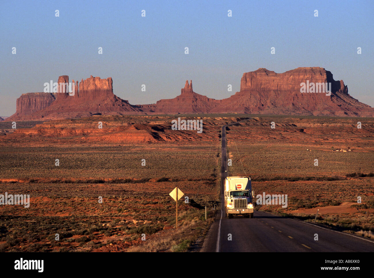 LKW Straße Monument Valley in Utah Navajo-Indianern, die roten Berge Stockfoto