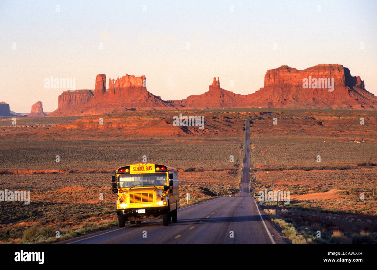 Straße Schoolbus Monument Valley Utah Navajo-Indianern roten Berge Stockfoto