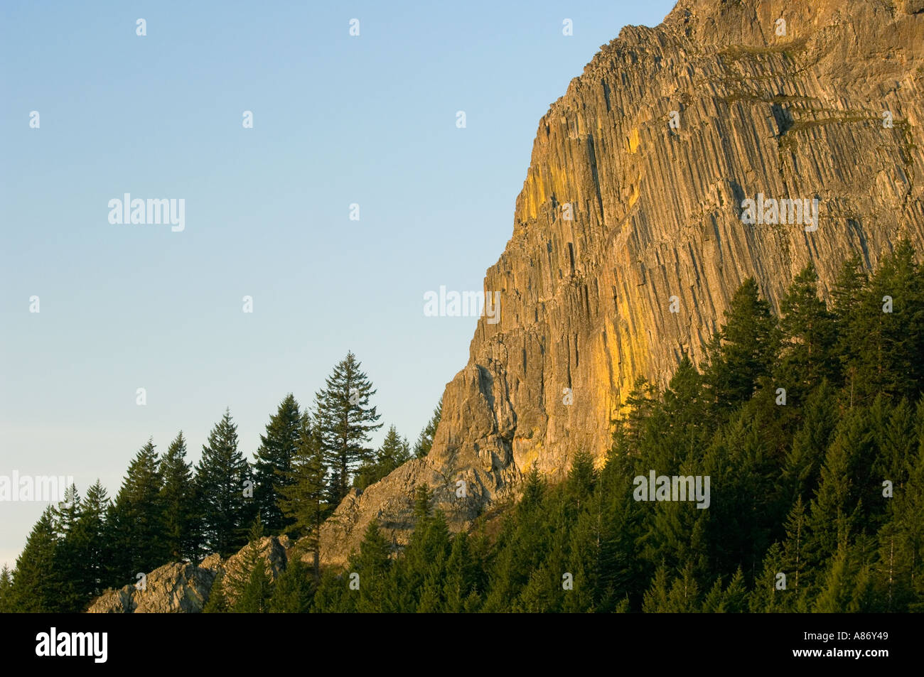 Pilot Rock steigt 5908 Füße alte vulkanische Stecker über Koniferen Wald, Cascade-Siskiyou National Monument, Southern Oregon Stockfoto