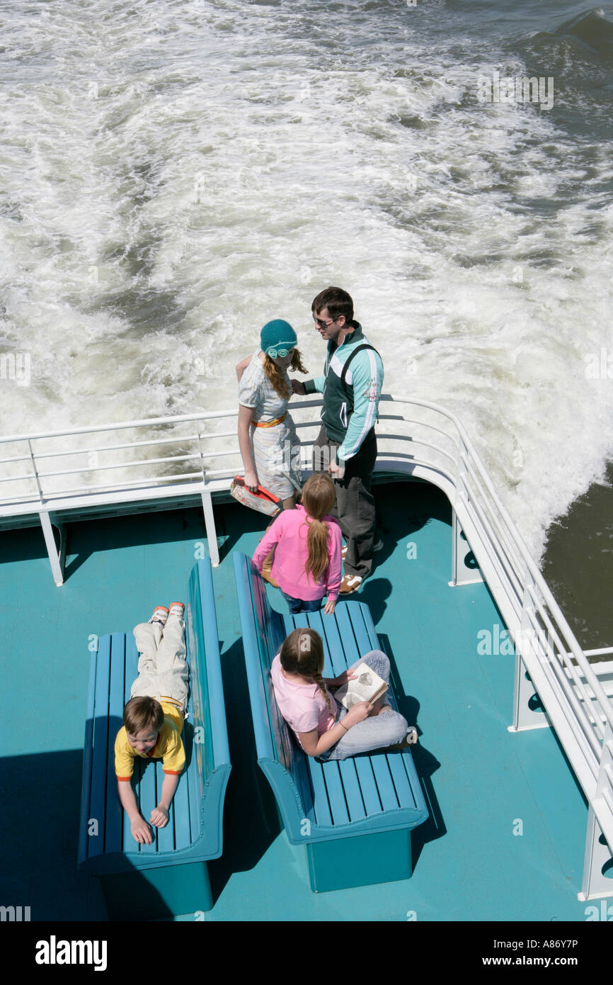 Familie von fünf auf einem Boot Stockfoto