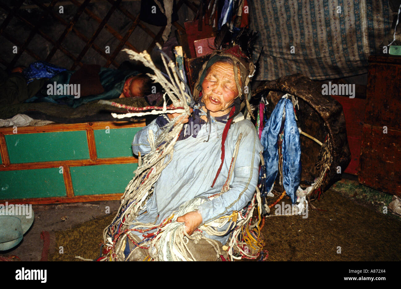 Mongolei tun eine Heilungszeremonie für ein krankes Kind in der Khoevsgoel Provinz Baldshir, eines der letzten Schamane der mongolischen Schamanen Stockfoto