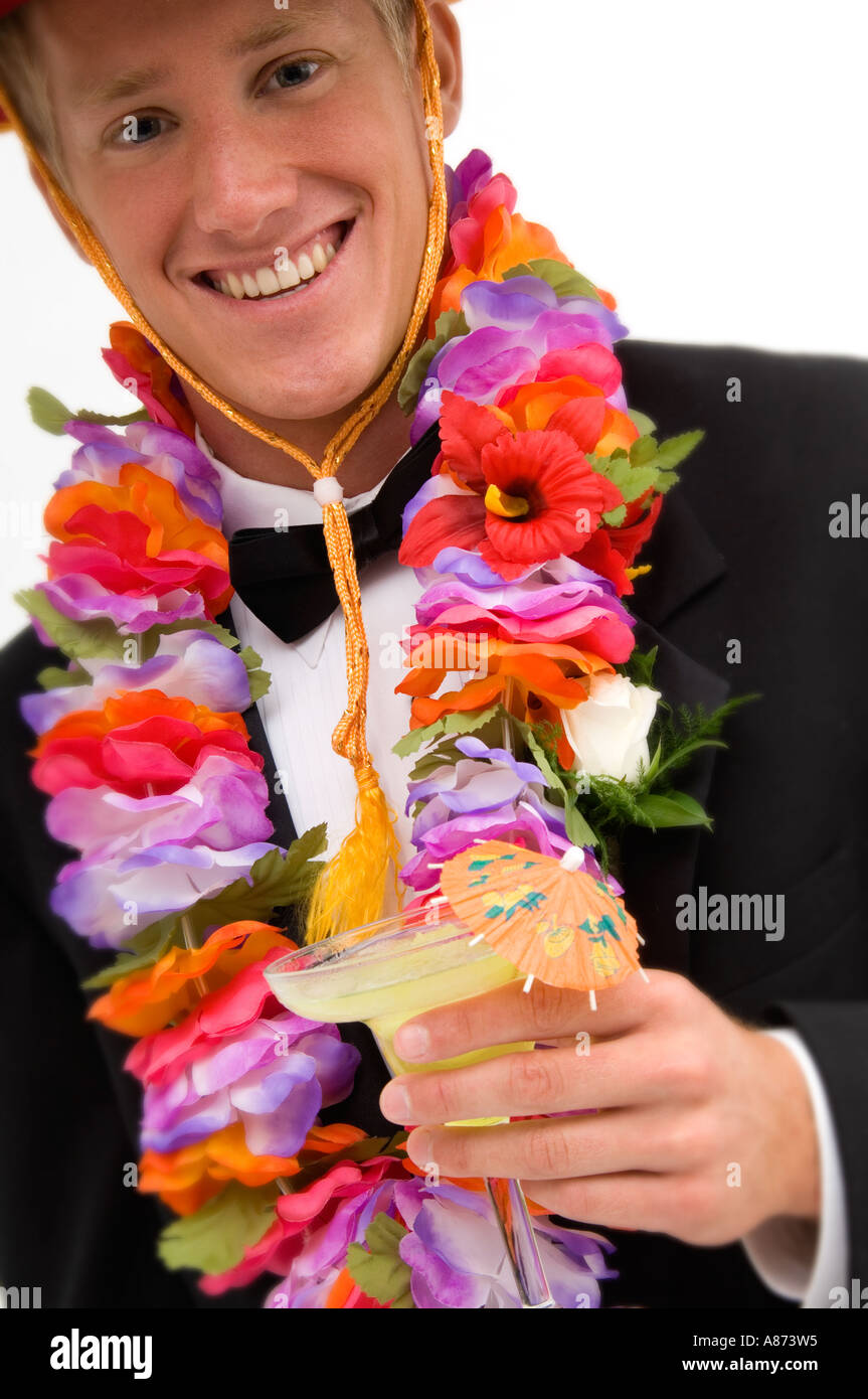 Mann trägt Sombrero und Blume Lei und trinken eine margarita Stockfoto