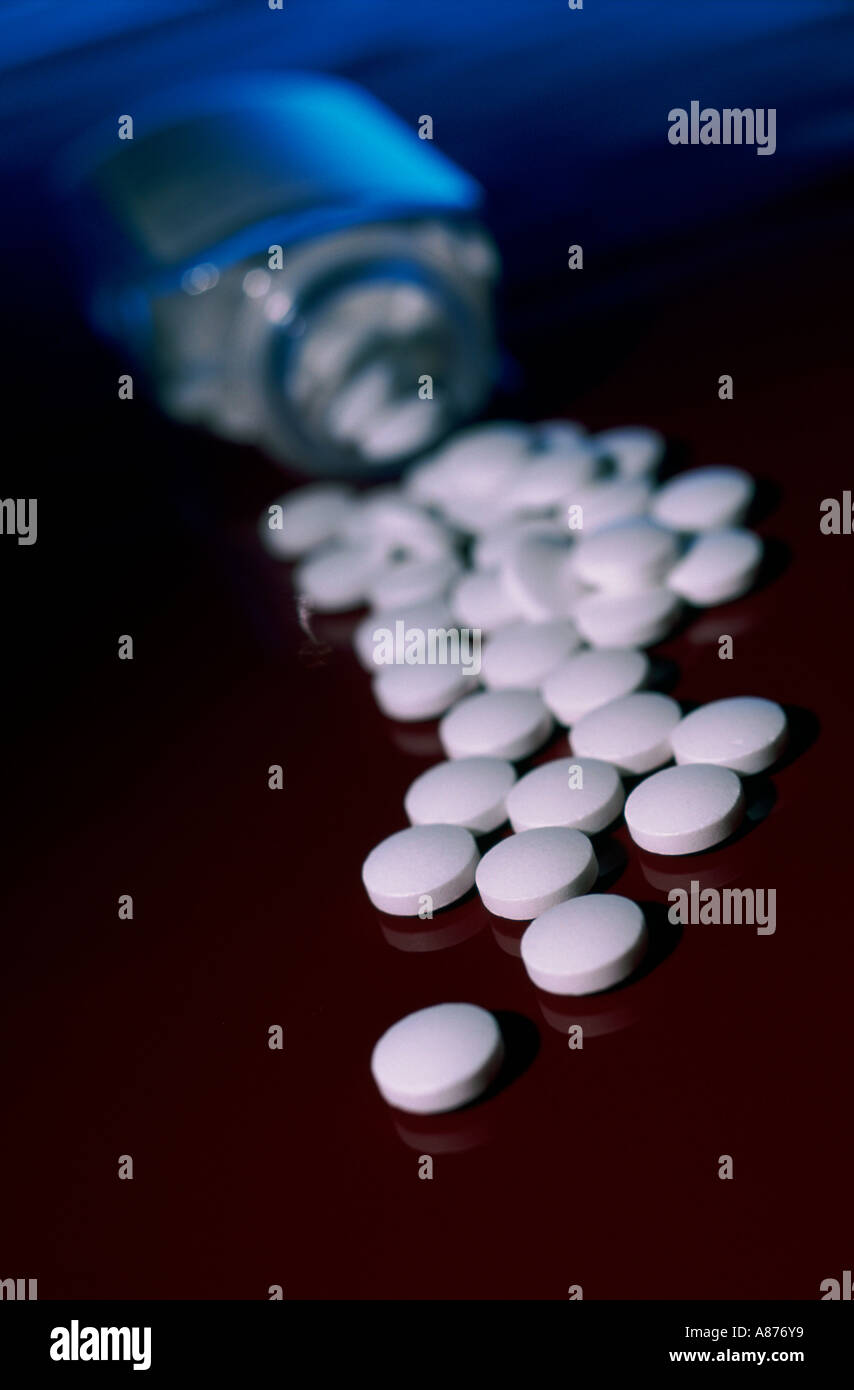 Nahaufnahme Von Einer Aspirin Flasche Mit Tabletten Verschuttet Auf Dem Tisch Umgekippt Stockfotografie Alamy
