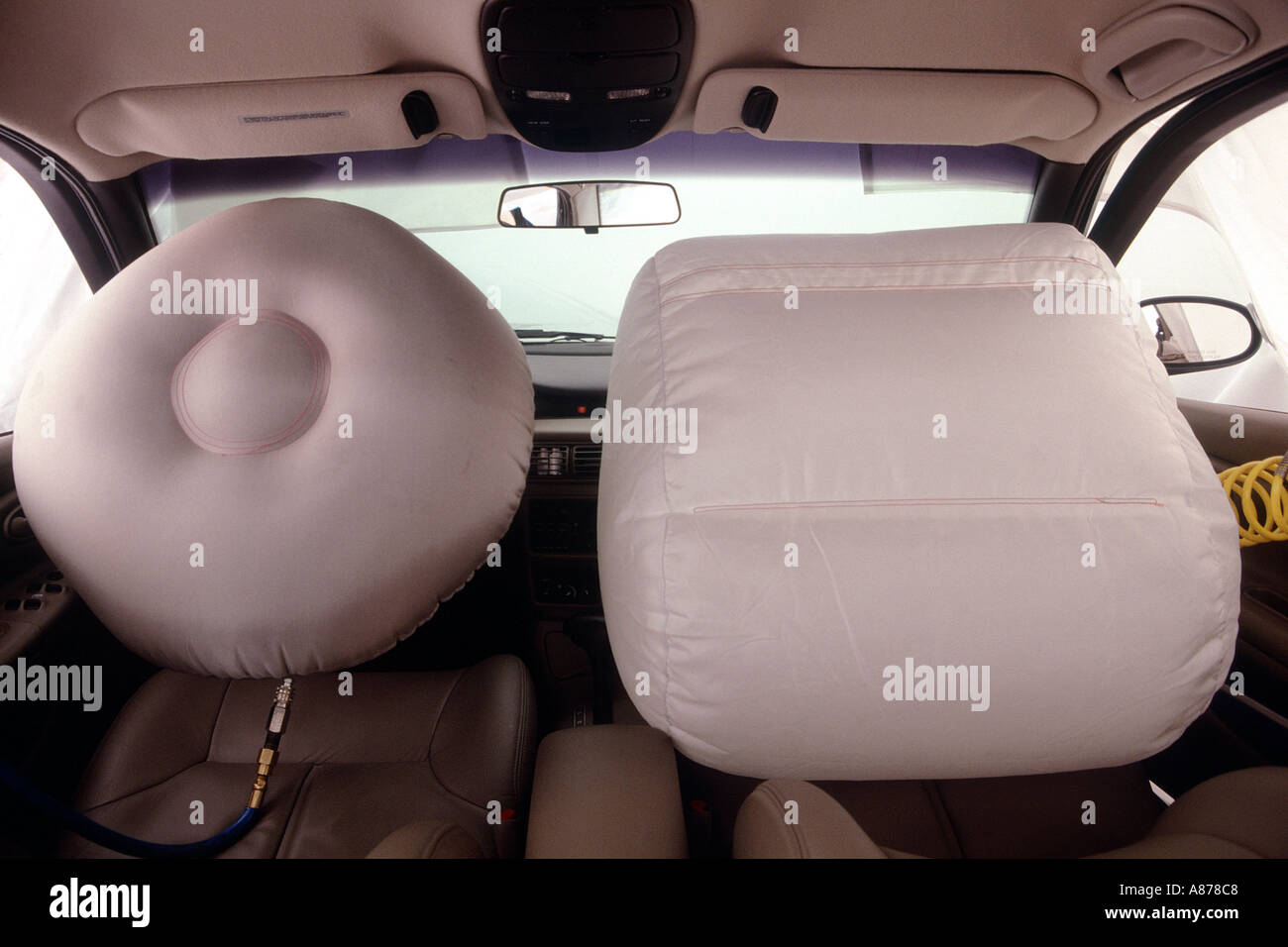 Aufgeblasenen rechten und linken Vordersitz Airbags in einem Minivan van Fahrzeug Stockfoto