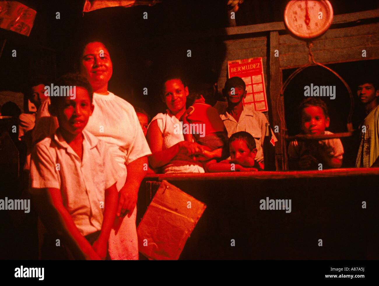 Porträt einer Dominikanischen Großfamilie in einem Geschäft in der Nacht in El Castillo Dominikanische Republik Stockfoto