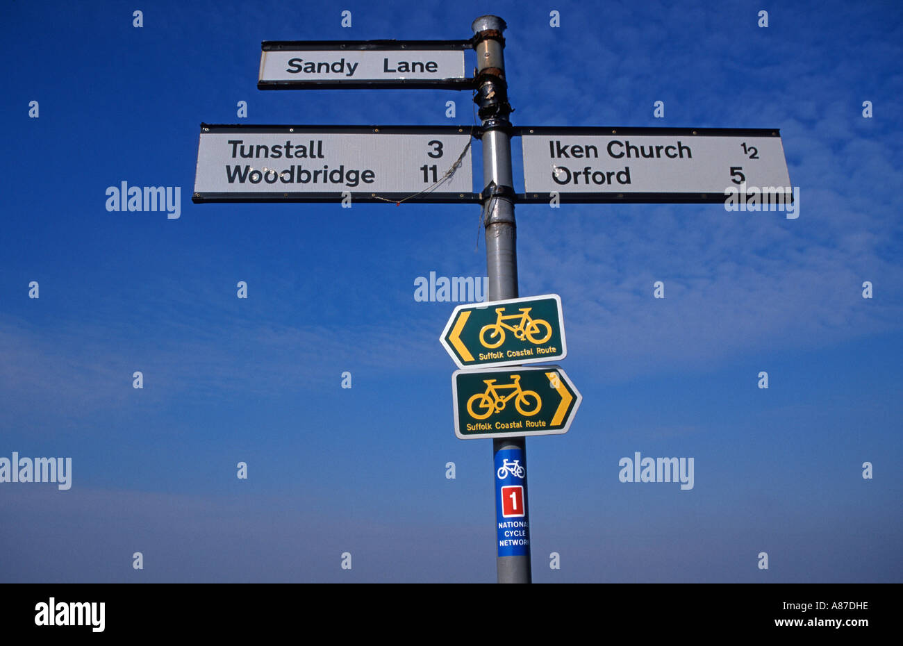 Anzeichen für Suffolk Coastal Radweg auf ländlichen Wegweiser Stockfoto