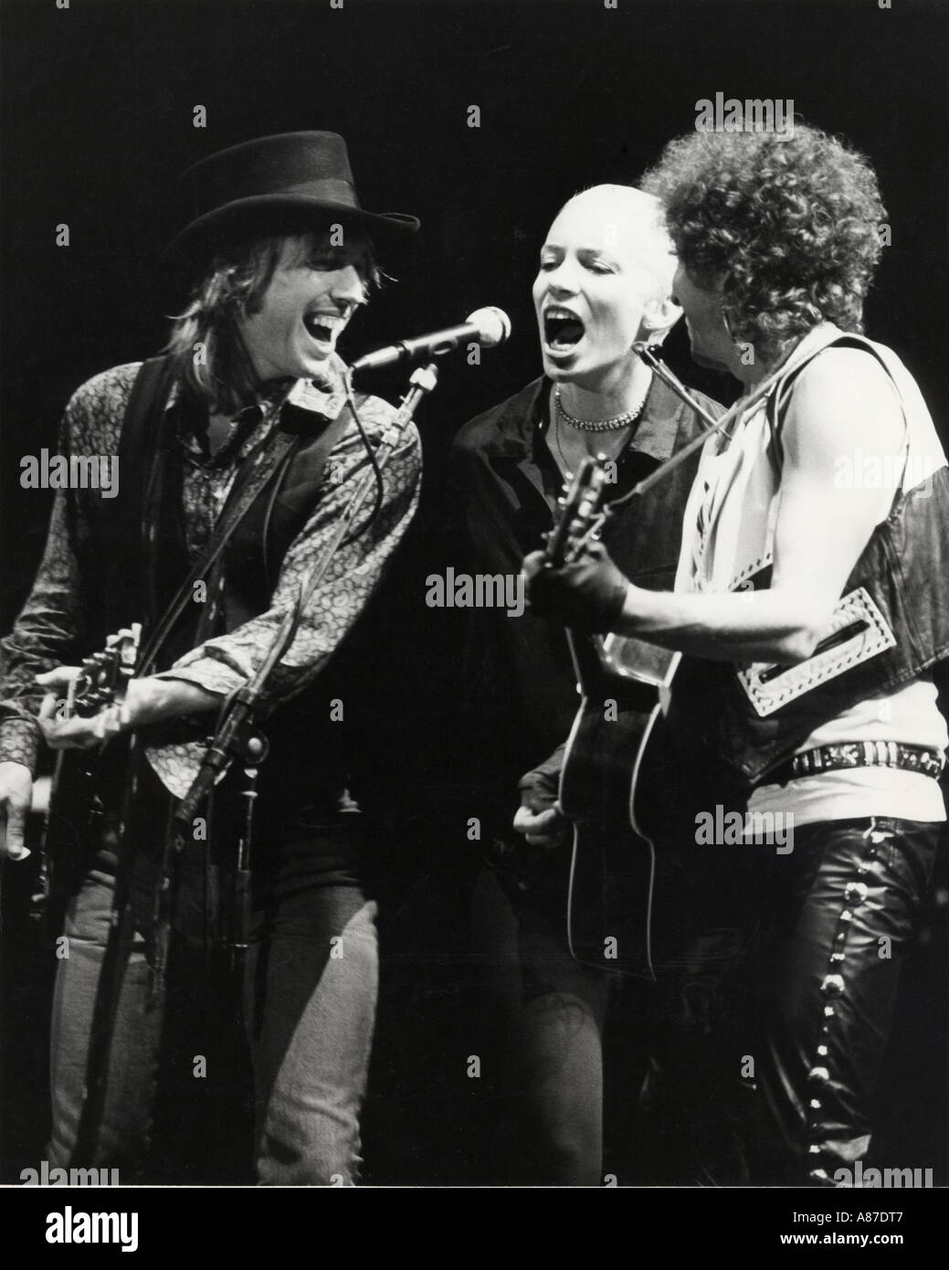 ANNIE LENNOX tritt links Tom Petty und Bob Dylan auf der Bühne in Kalifornien auf ihre True Confessions Tour 1986 Stockfoto