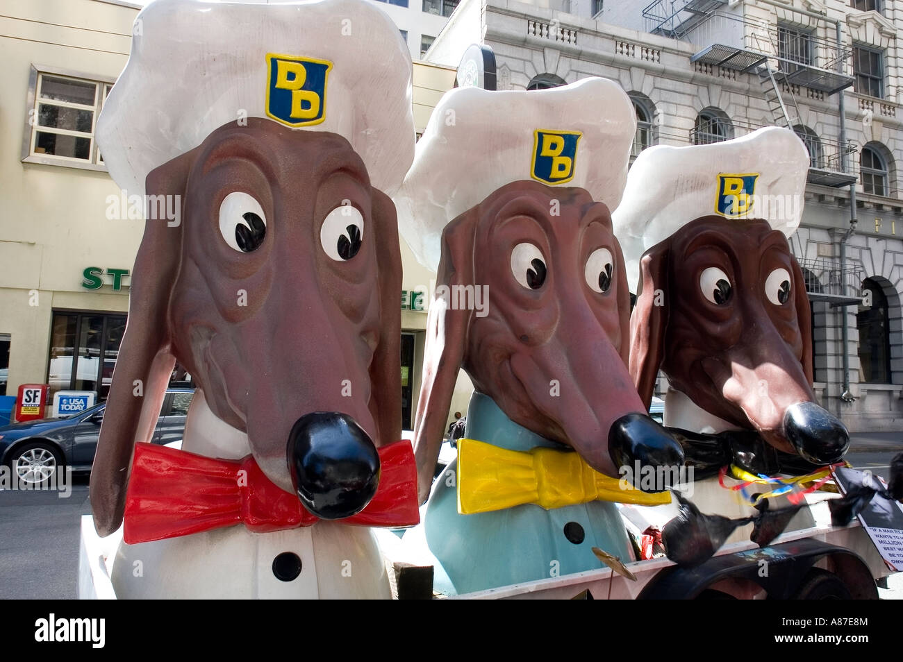 "Doggie Diner" Köpfe. Große Papier Papiermache Köpfe, ein Fast-Food-Gelenk in San Francisco, zu schmücken, nun sie bei Paraden erscheinen. Stockfoto