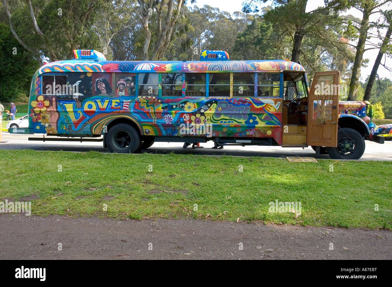 Hippie-Bus in wilden psychedelischen Farben lackiert Stockfoto