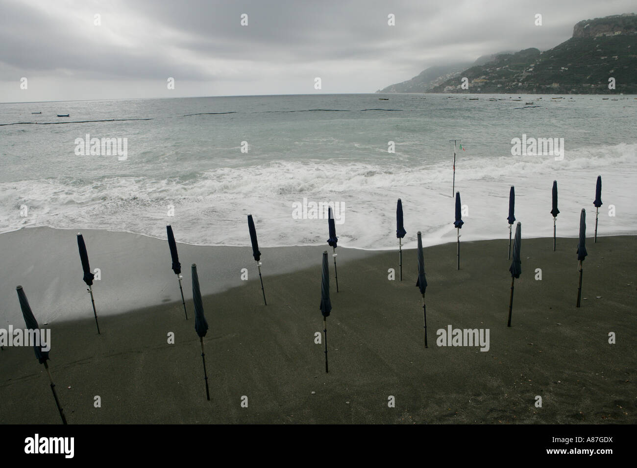 Vordächer angeordnet am Meeresstrand, erhöhten Blick Stockfoto