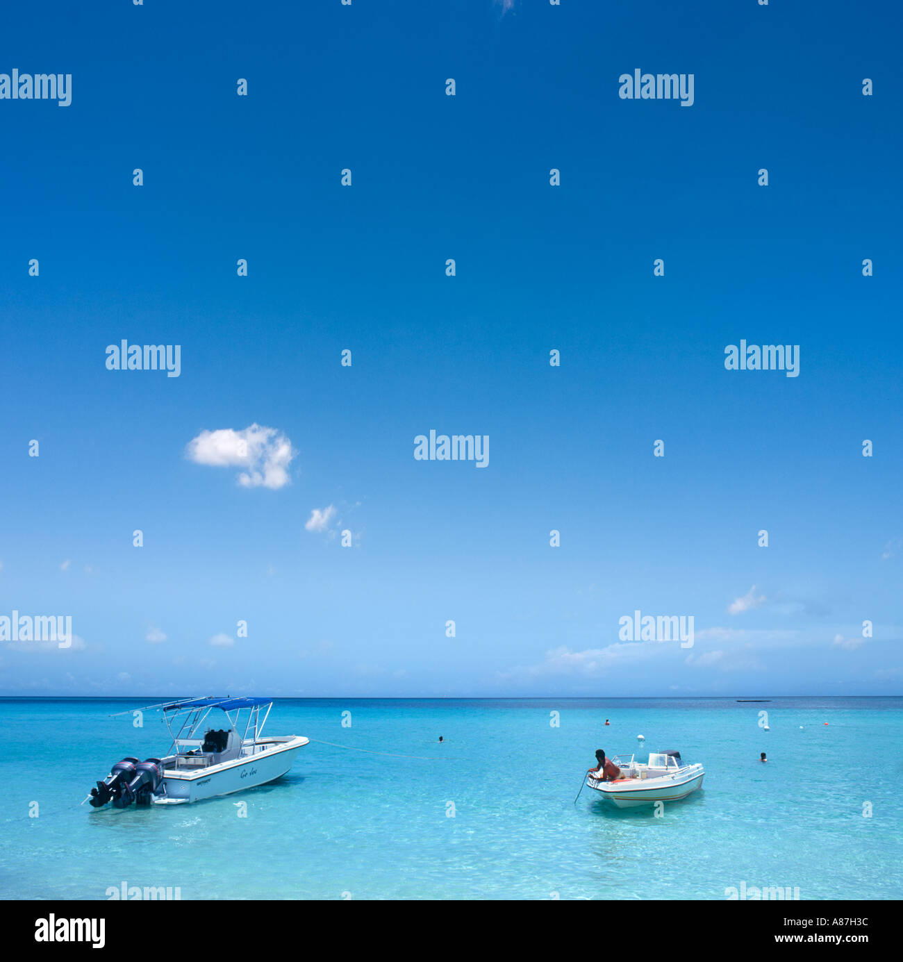 Boote vor Anker aus Seven Mile Beach, Negril, Jamaika, Karibik Stockfoto