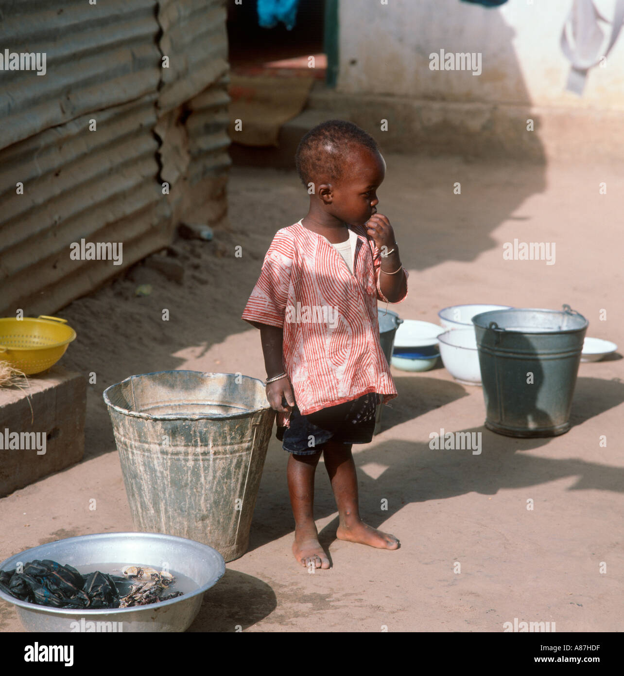 Kleiner Junge in den lokalen Dorf von Serekunda, Gambia, Westafrika Stockfoto