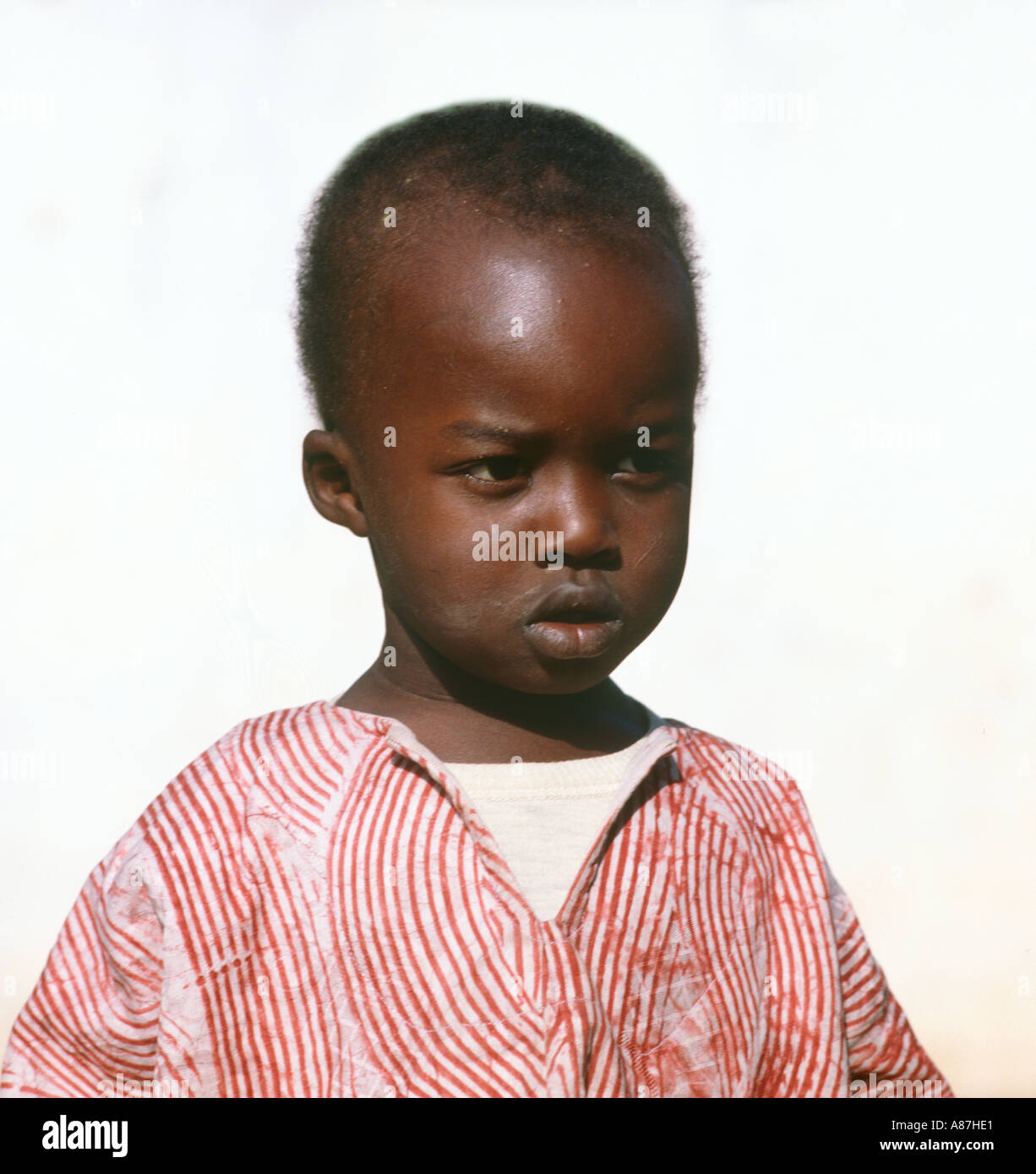Kleiner Junge in den lokalen Dorf von Serekunda, Gambia, Westafrika Stockfoto