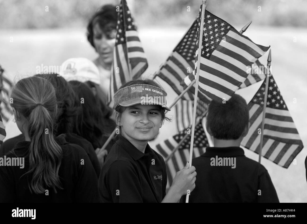 Kinder halten amerikanische Flaggen Preisverleihung Memorial Day in den USA Stockfoto