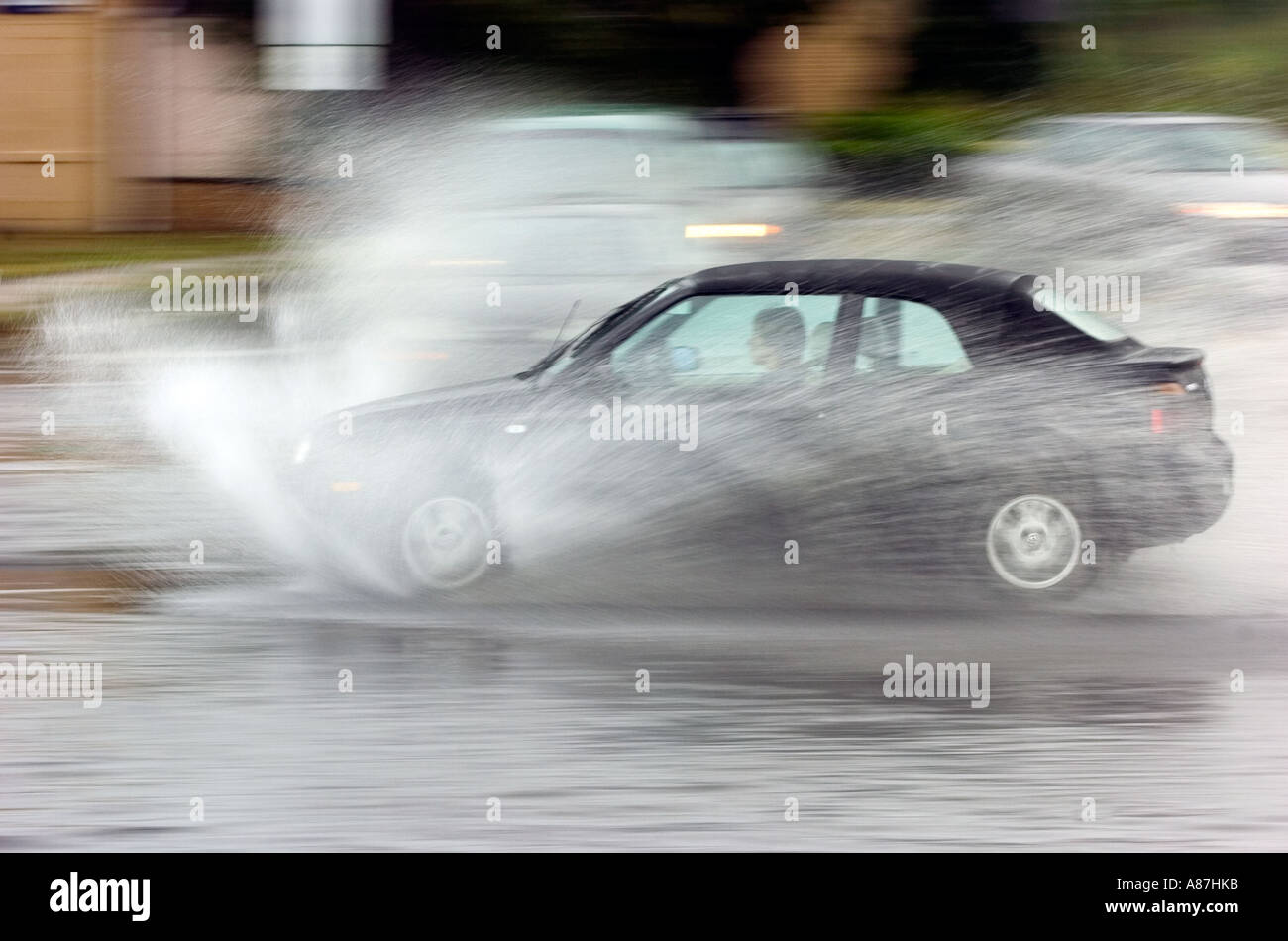 Auto fahren durch überflutete Straßen Stockfoto