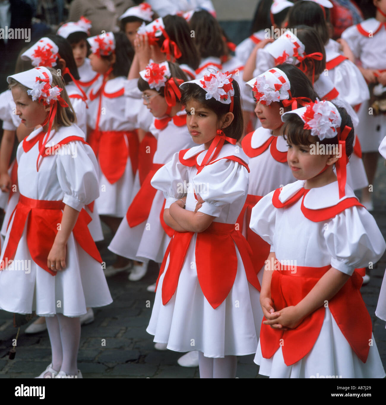 Linie von jungen Mädchen in Tracht für die Kinder-Parade, Blumenfest von Madeira, Funchal, Madeira, Portugal Stockfoto