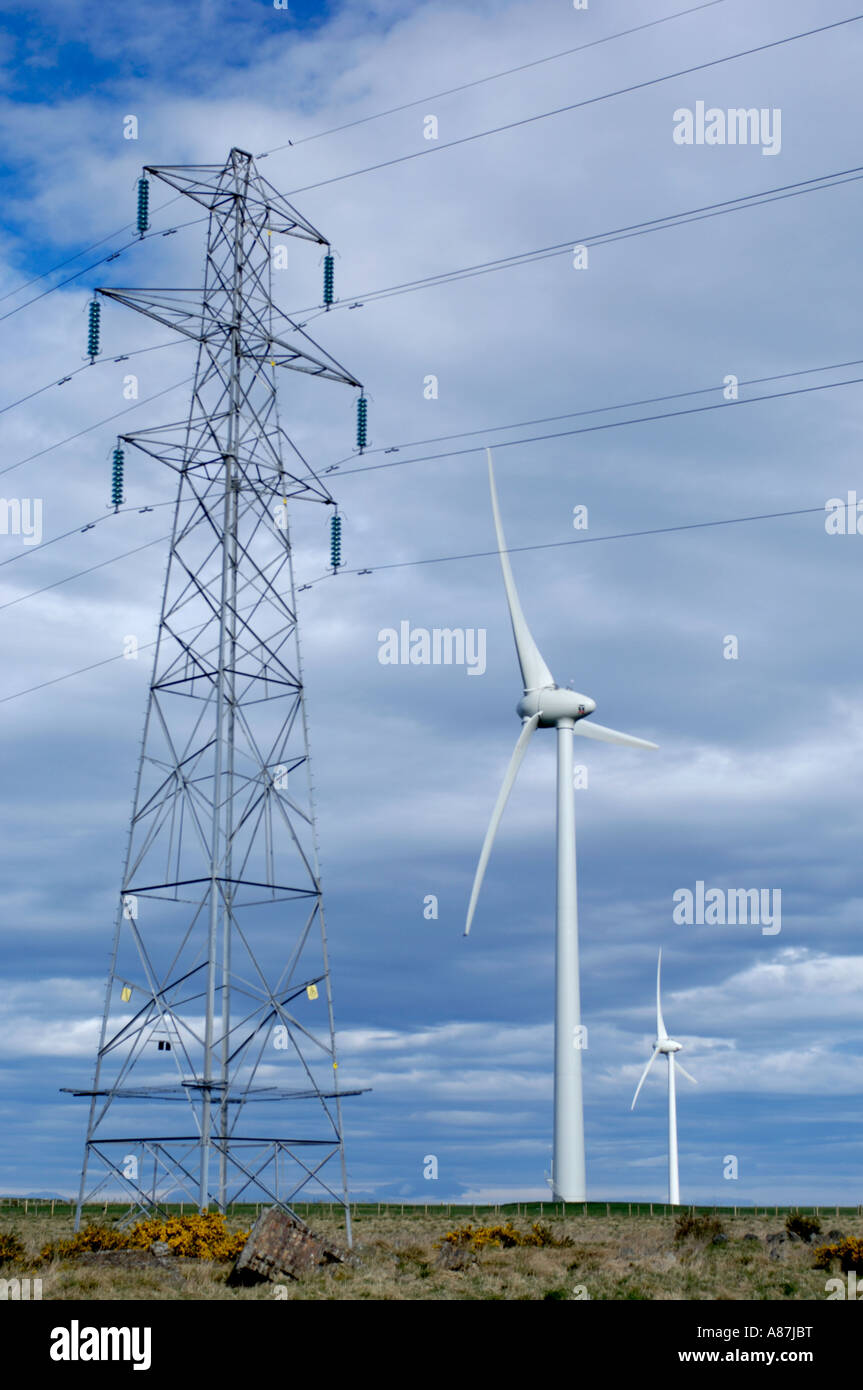 Generation Hydro Board Strommasten und Blade Windenergieanlagen Windfarm drei stillgelegten Flugplatz Boyndie Stockfoto