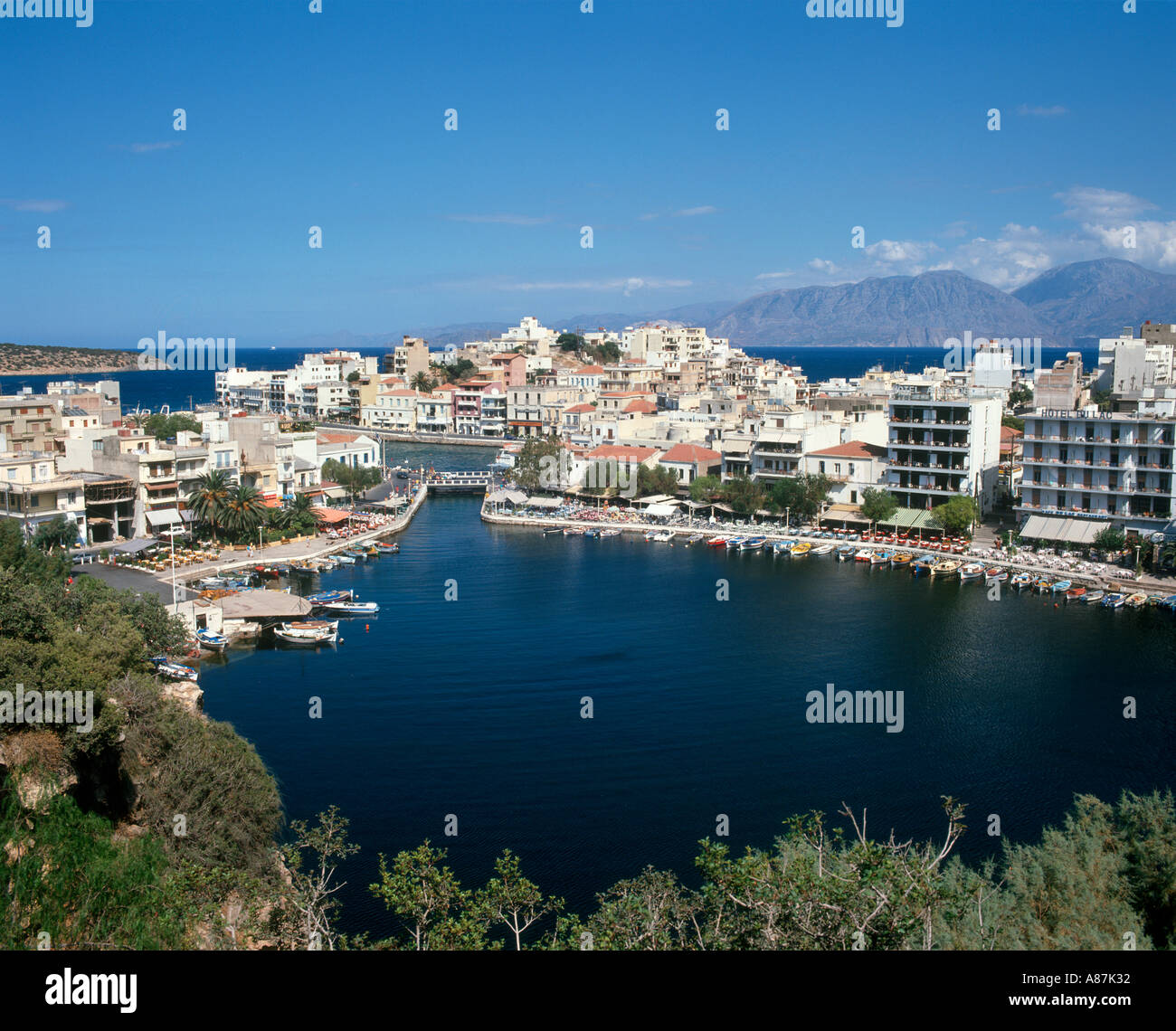 See-Überlieferung mit Hafen im Hintergrund, Nordostküste, Aghios Nikolaos, Kreta, Griechenland Stockfoto