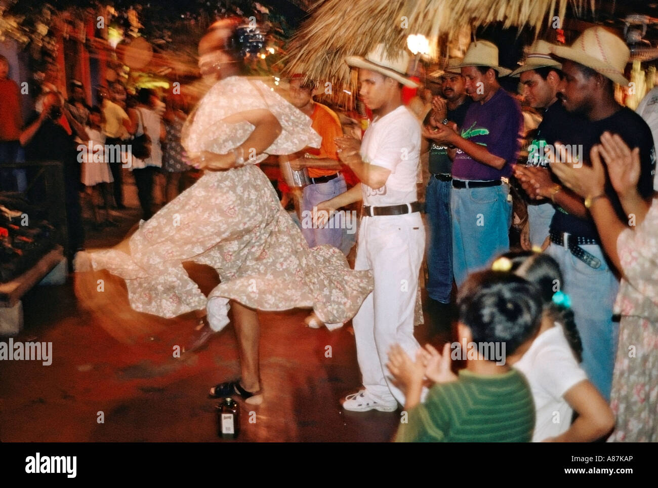 Dominikanische Folkloretänzern unterhalten in einem Restaurant in Santo Domingo Dominikanische Republik Stockfoto