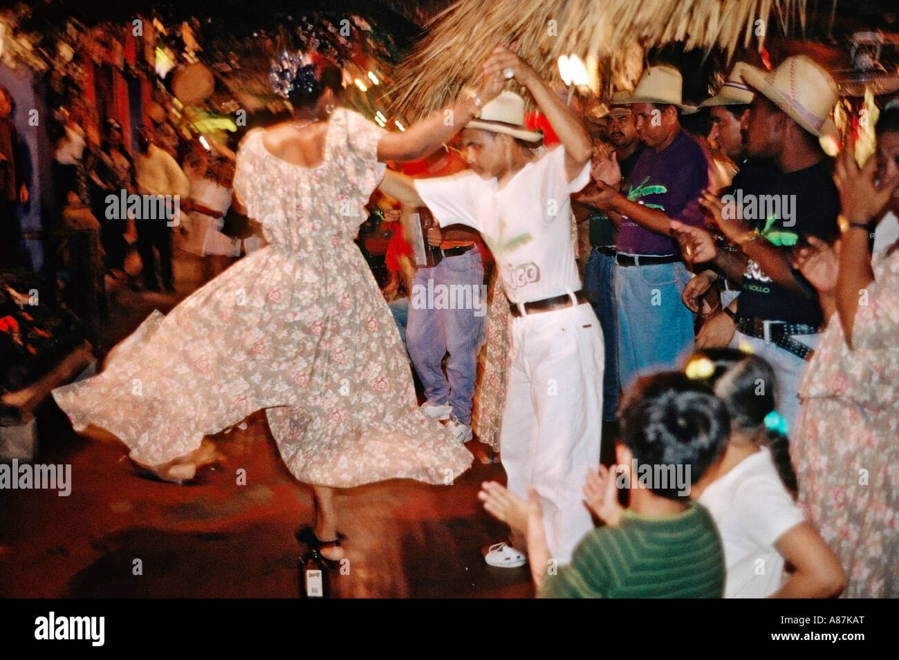 Dominikanische Folkloretänzern unterhalten in einem Restaurant in Santo Domingo Dominikanische Republik Stockfoto
