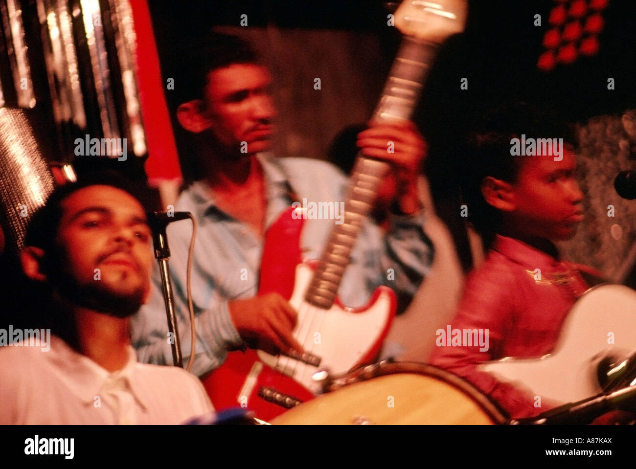 Band spielt eine Dominikanische Musikform genannt Bachata in einem Club in der Dominikanischen Republik Stockfoto