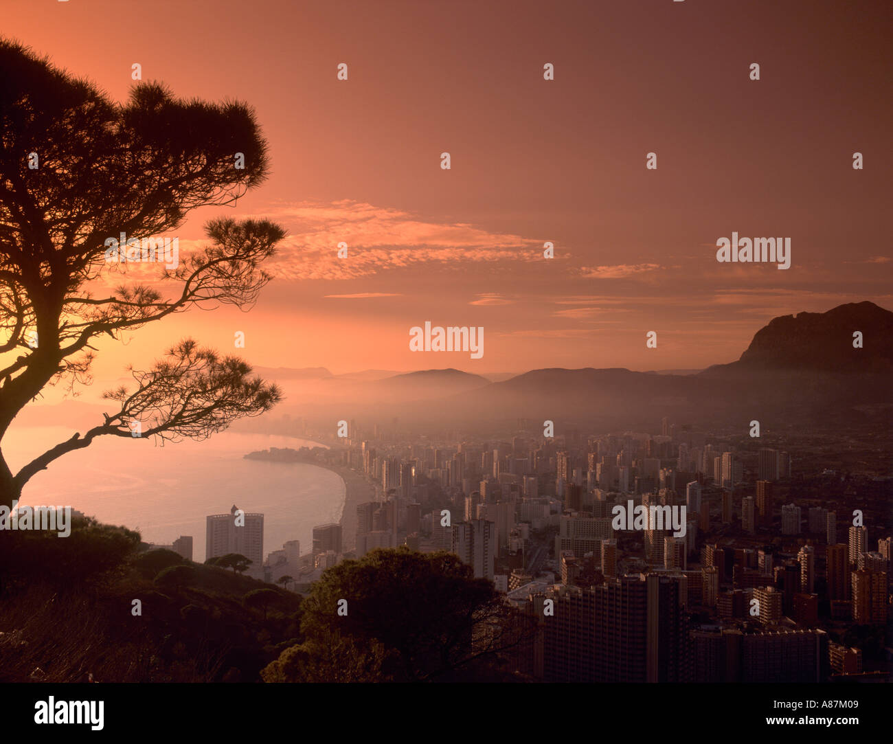 Blick über das Resort bei Sonnenuntergang, Benidorm, Costa Blanca. Spanien Stockfoto