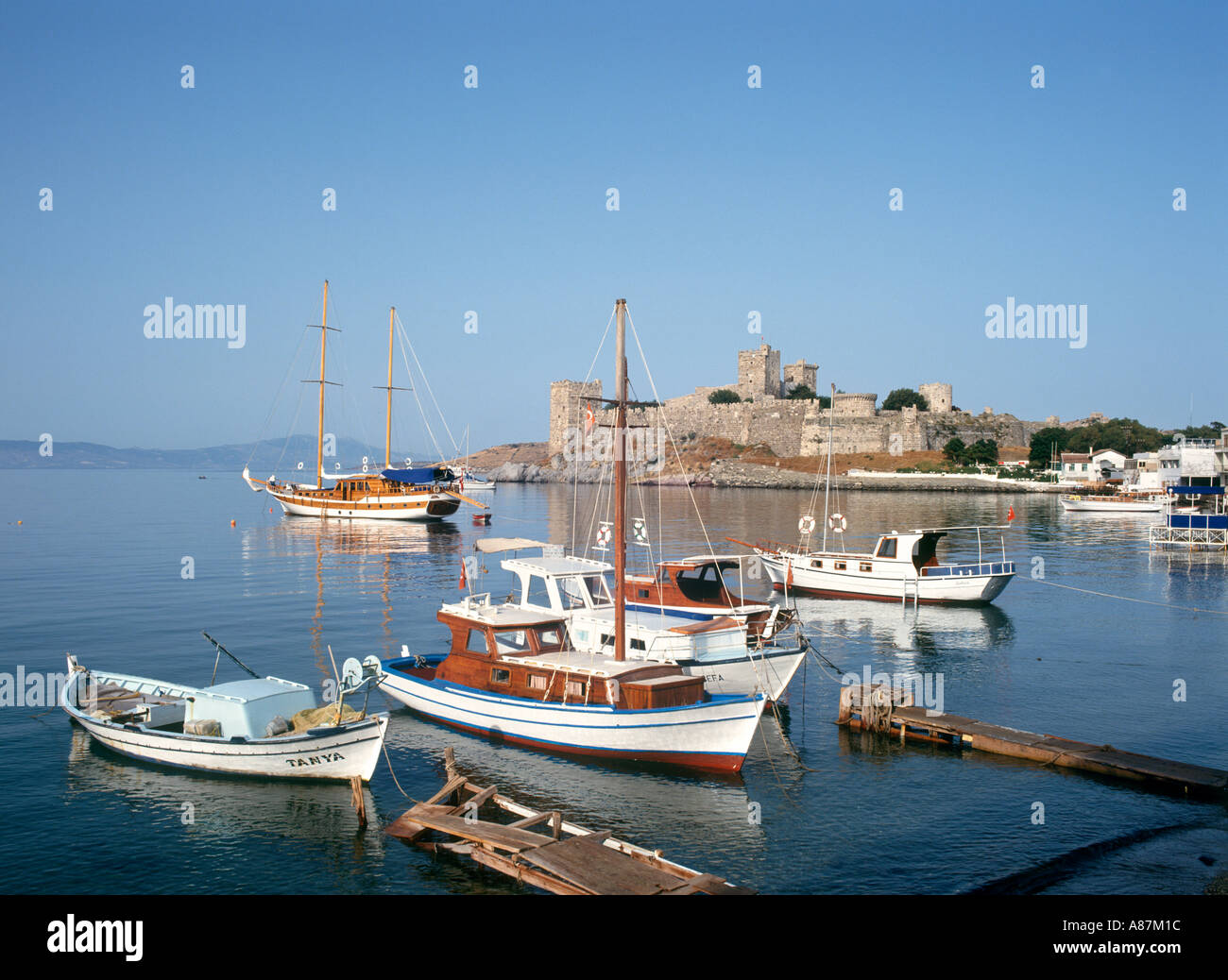 Hafen von Bodrum mit der Burg im Hintergrund, Bodrum, Türkei Stockfoto