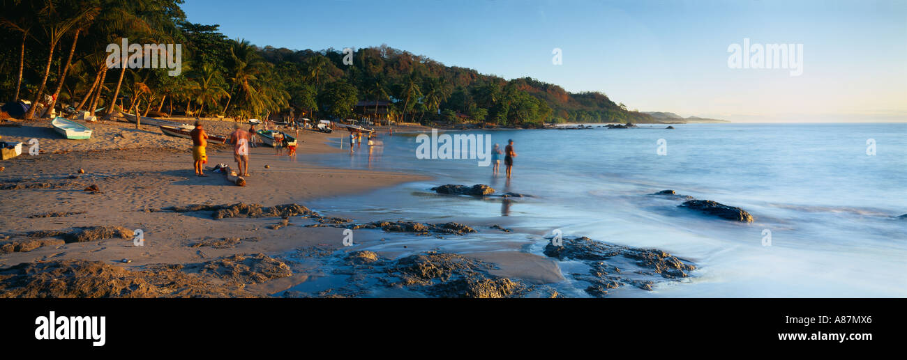 Menschen, die Angeln an der Playa Montezuma Nicoya Halbinsel Guanacaste Costa Rica Stockfoto