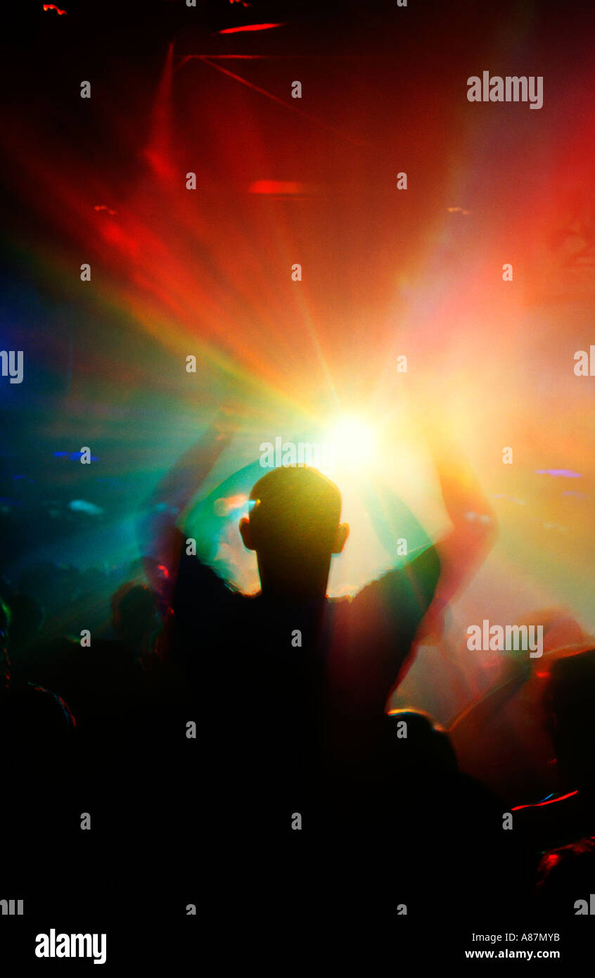 Kerl tanzen auf die Lichter in einem Club in Mallorca Stockfoto