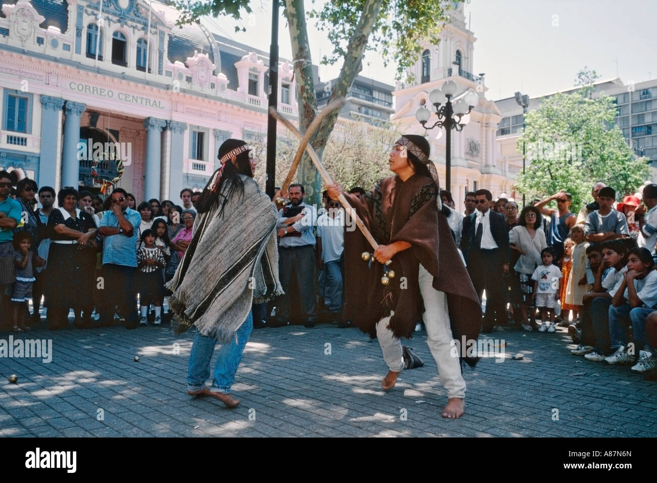 Native Chilenen unterhalten Zuschauer mit traditionellem Tanz mit Stöcken auf der Plaza de Armas in Santiago Chile Stockfoto