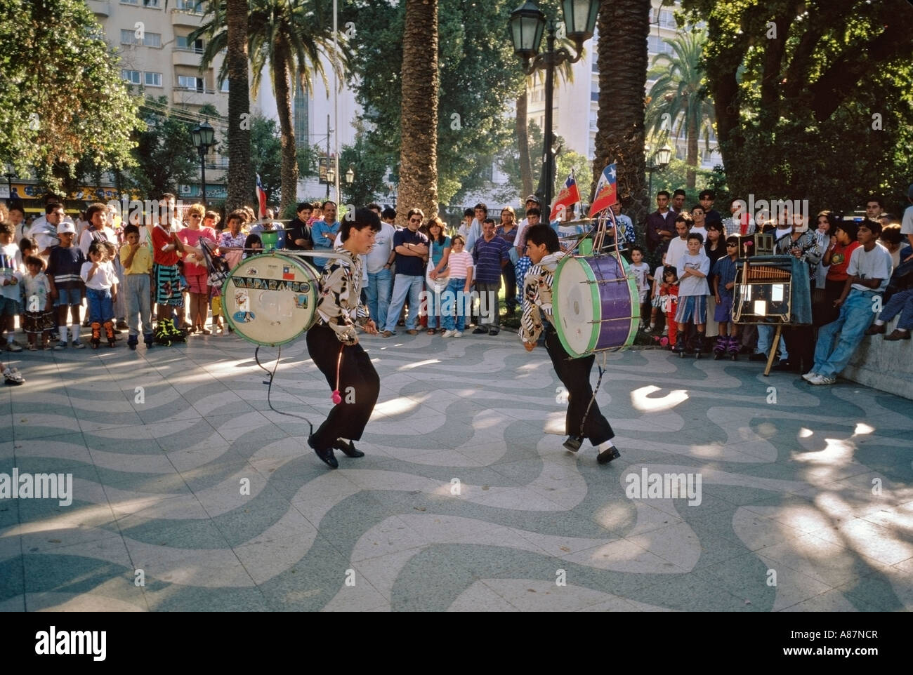Native chilenischen Street Performer unterhalten die Zuschauer mit Tanz und Bassdrums im Parque Italia Valparaíso Chile Stockfoto