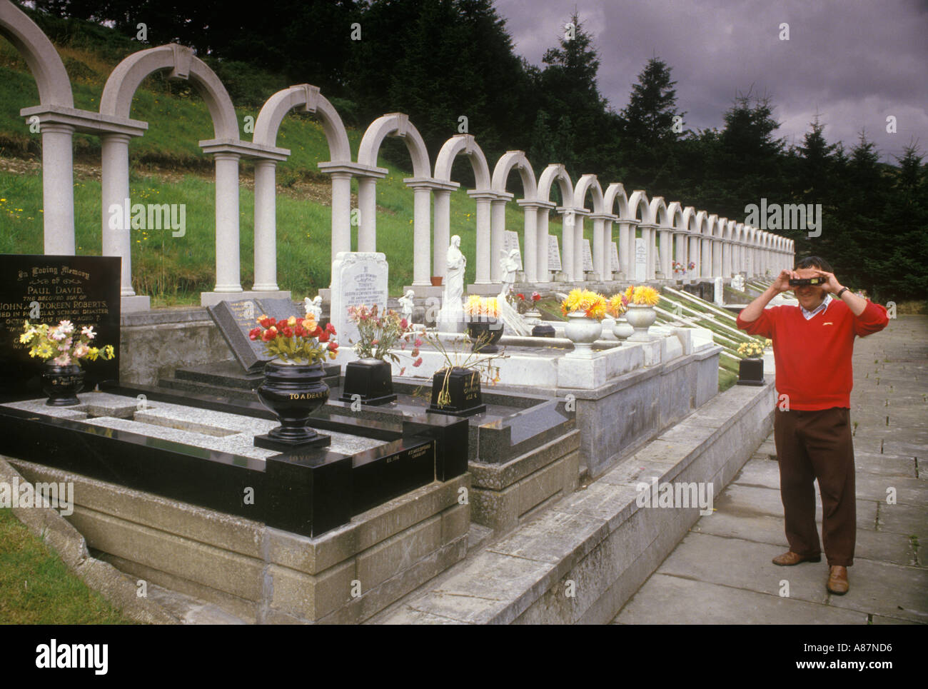 Aberfan Mid Glamorgan Ein Tourist fotografiert die Gedenkstätte zum Tod von Kindern, die bei einer Bergbaukatastrophe in den 1990er Jahren ums Leben kamen Stockfoto